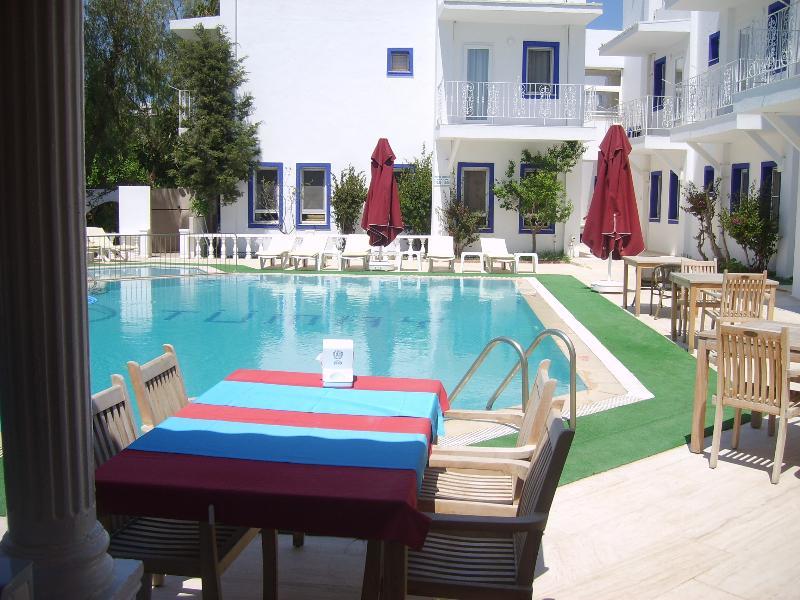 Tuemay Hotel Битез Екстериор снимка
