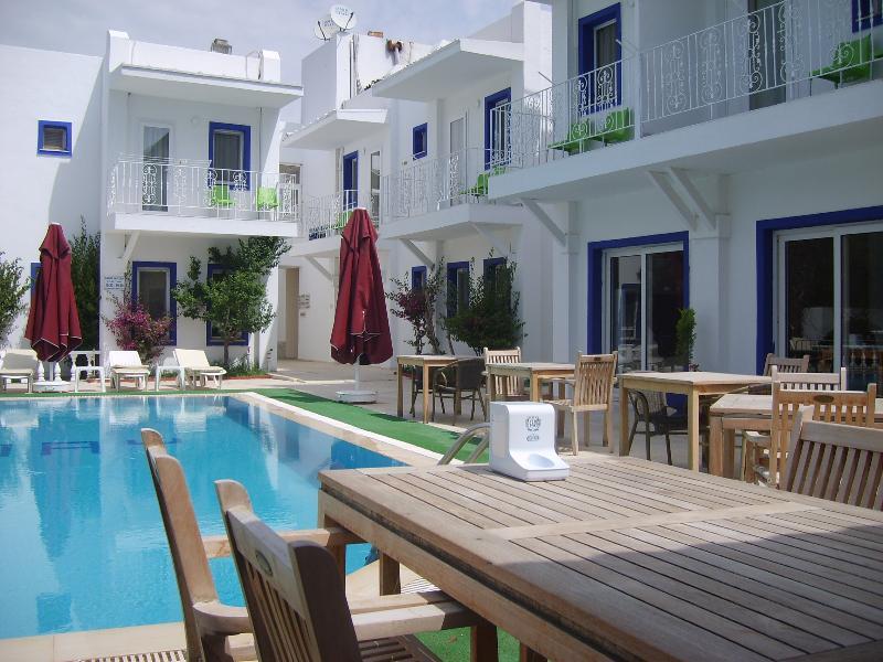 Tuemay Hotel Битез Екстериор снимка